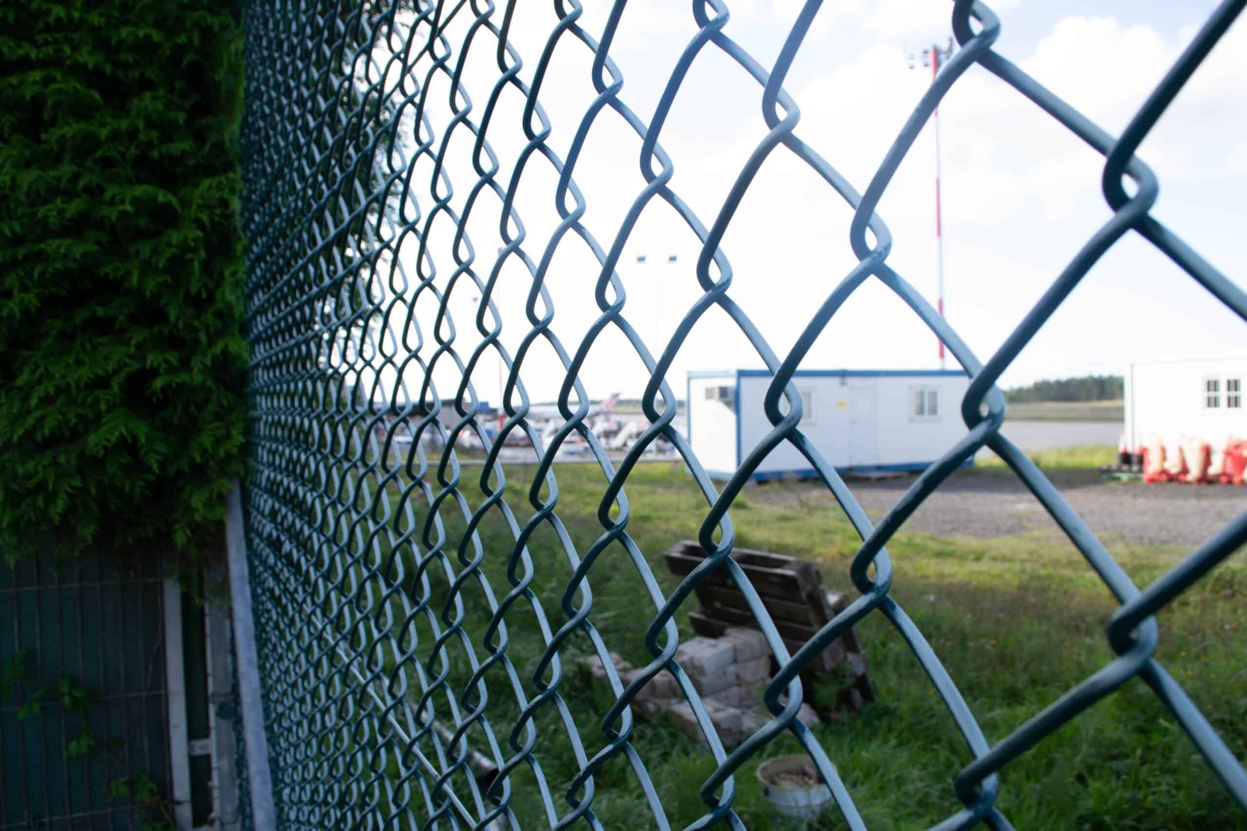 how long does a chain link fence last